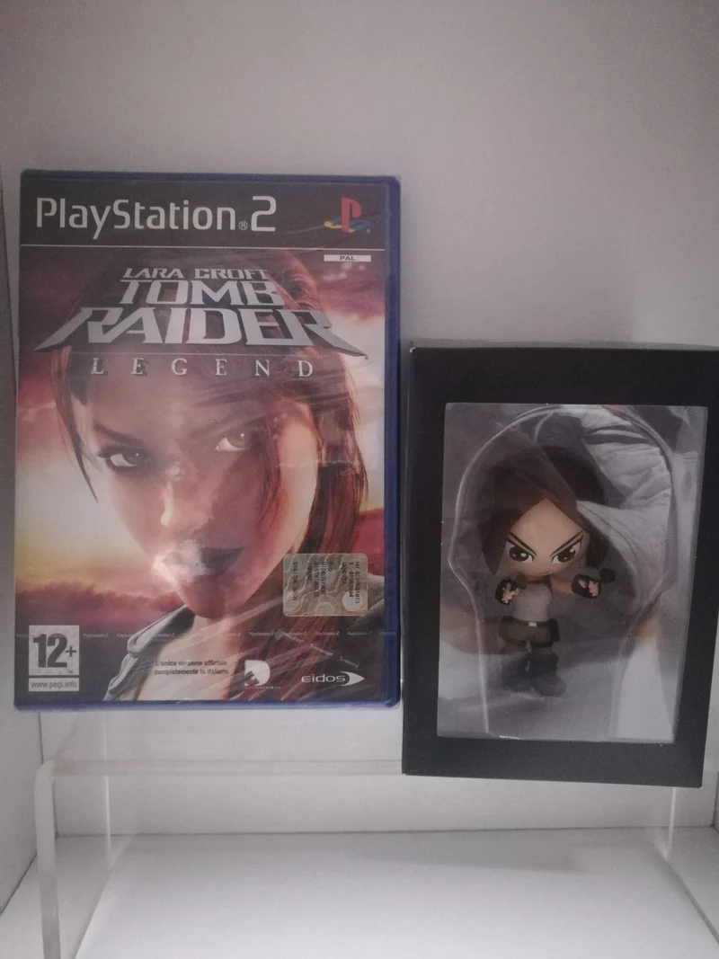 LARA CROFT TOMB RAIDER LEGEND PS2 (italiano)+FIGURE LARA CROFT 20 YEARS