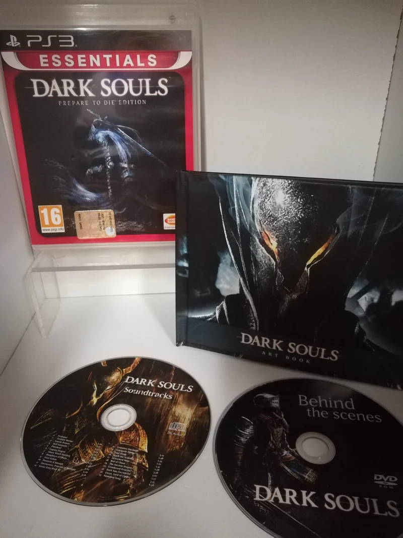 DARK SOULS PREPARE TO DIE EDITION PS3 (versione italiana usato)DARK SOULS ART BOOK (con DVD video e CD Soundtracks)