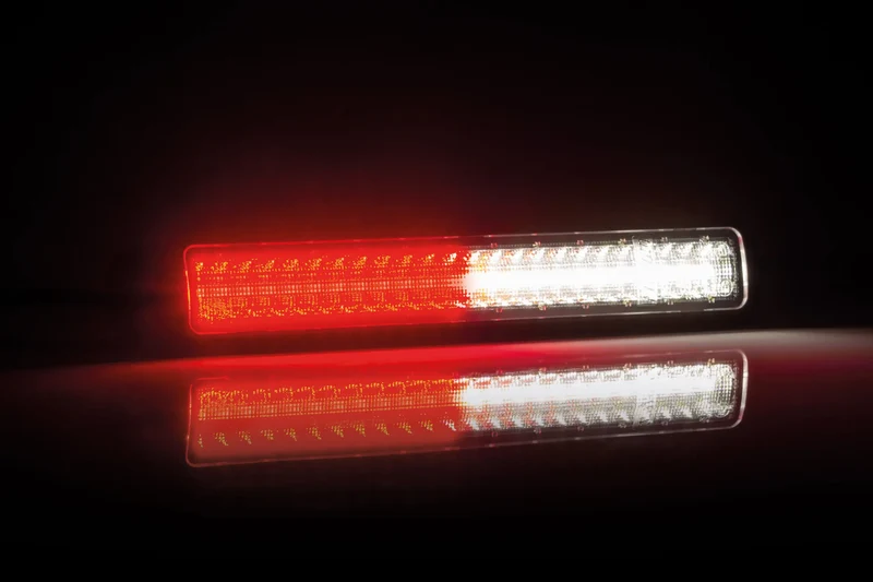 Striscia luminosa posteriore Fristom con fendinebbia e retromarcia