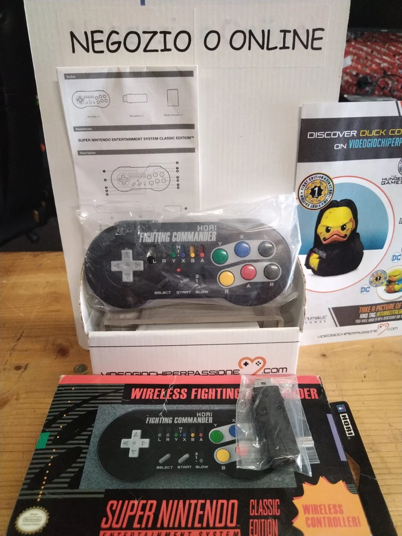 Pad per controller wireless HORI Super SNES Classic Edition Fighting Commander con licenza ufficiale Nintendo