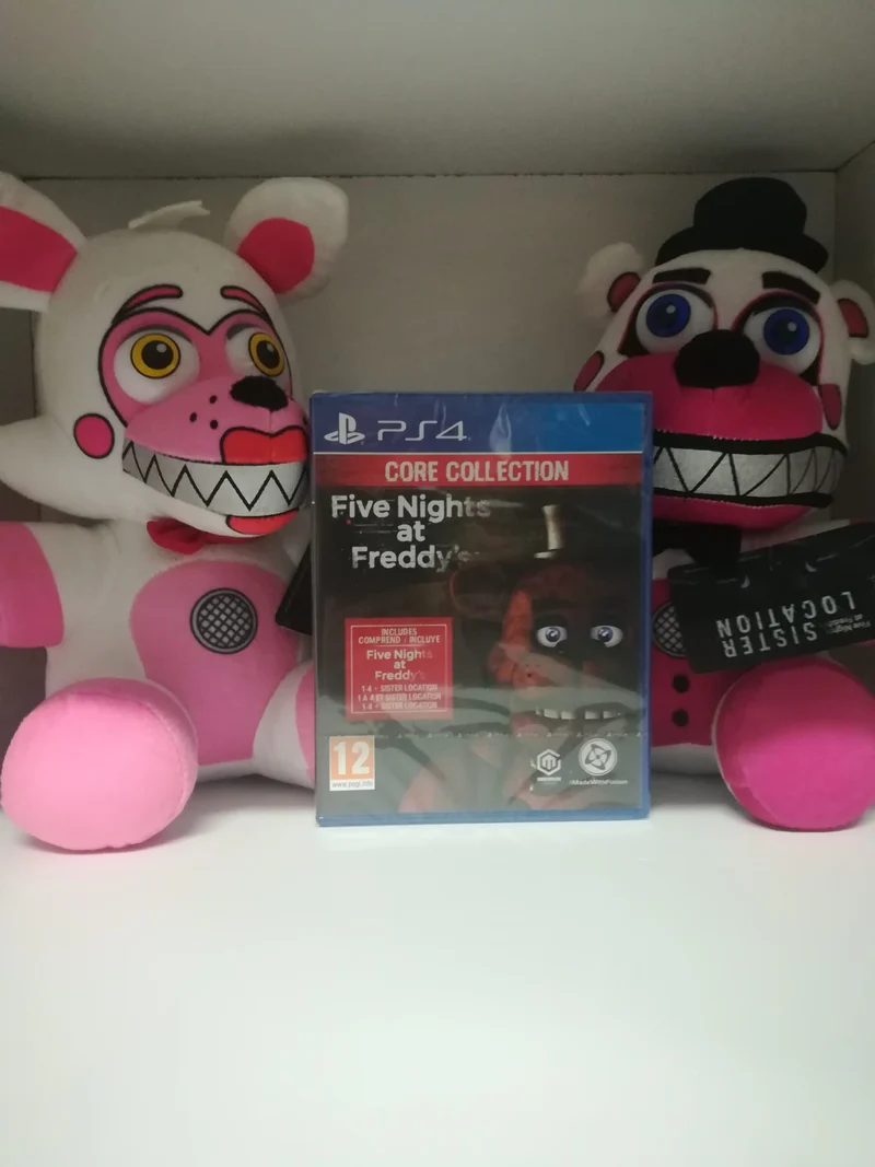 Five Nights at Freddy's Core Collection Playstation 4 +2 PELUCHE FNAF