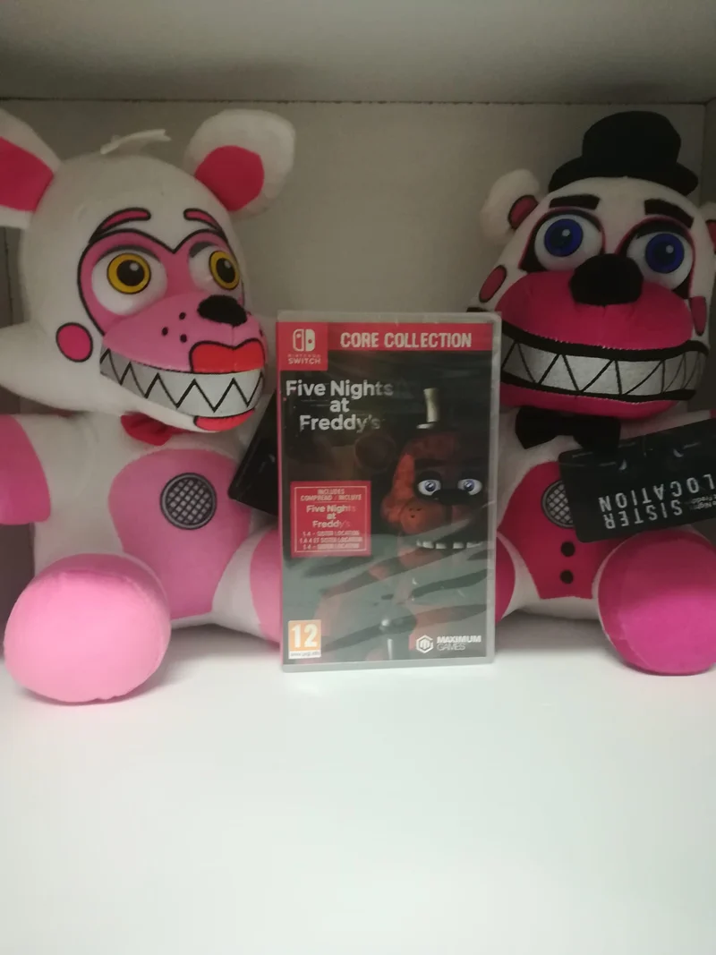 Five Nights at Freddy's Core Collection Nintendo Switch +2 peluche FNAF