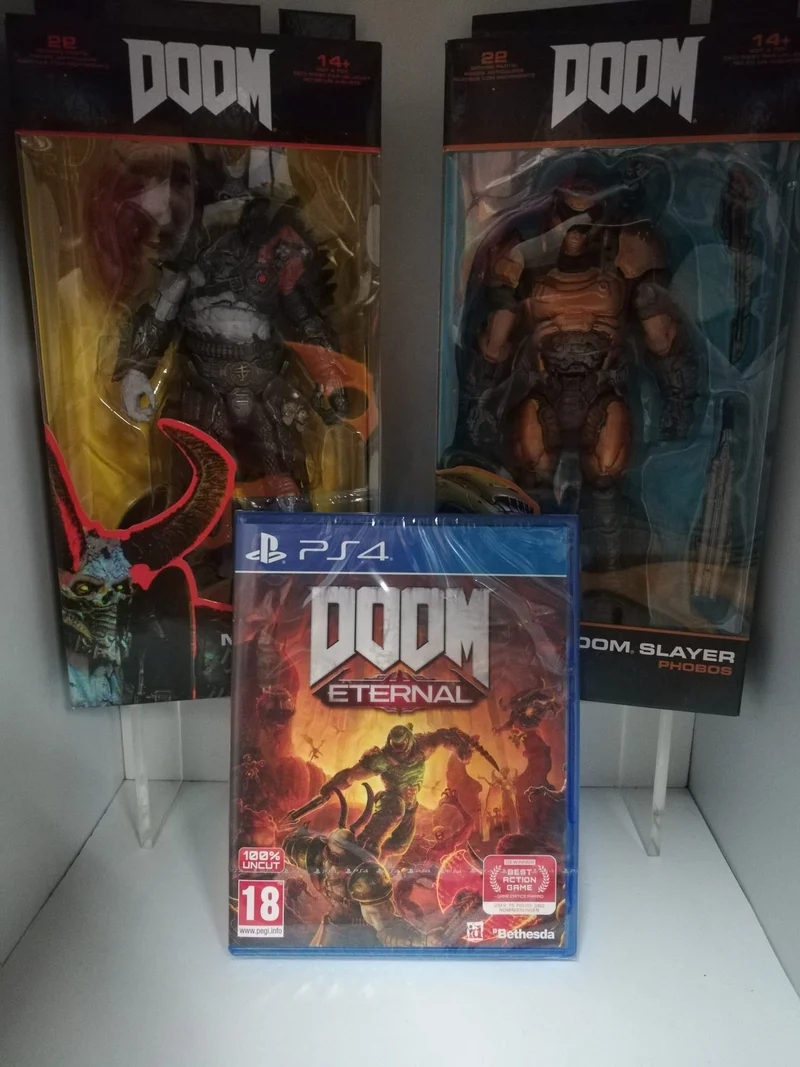 DOOM ETERNAL PS4 + 2 FIGURE DOOM (MARAUDER)(DOOM SLAYER)